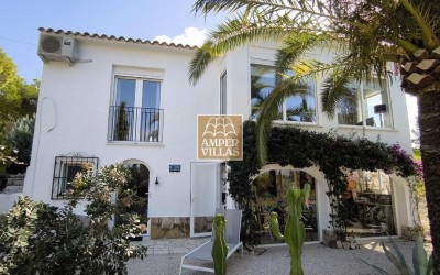 Lovely, cosy villa with a beautiful garden.